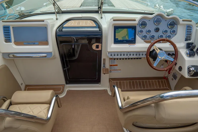  Yacht Photos Pics 2017 Chris-Craft Corsair 28 Heritage Edition cockpit with classic steering wheel and navigation display.