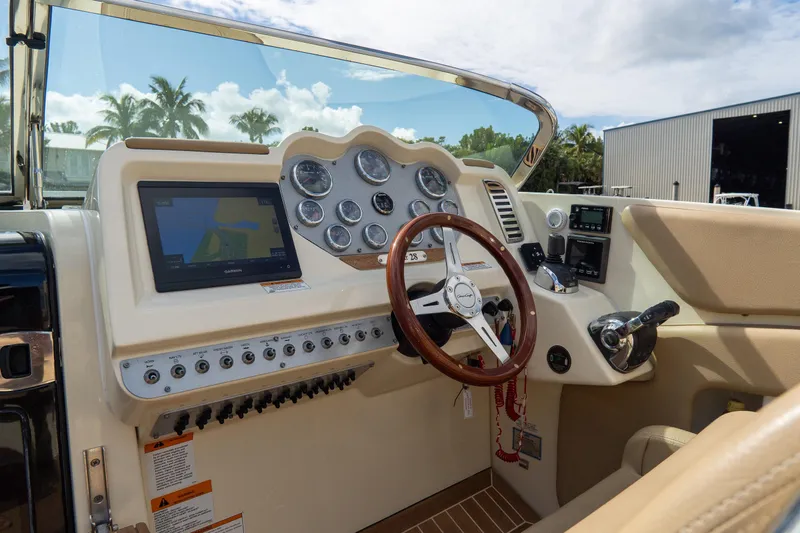  Yacht Photos Pics 2017 Chris-Craft Corsair 28 Heritage Edition dashboard with steering wheel and navigation system.
