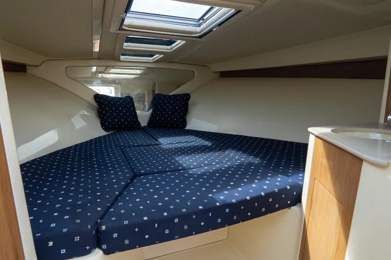  Yacht Photos Pics 2017 Chris-Craft Corsair 28 Heritage Edition cabin with blue patterned bedding.