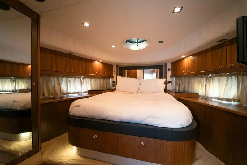 Currency Yacht Photos Pics 