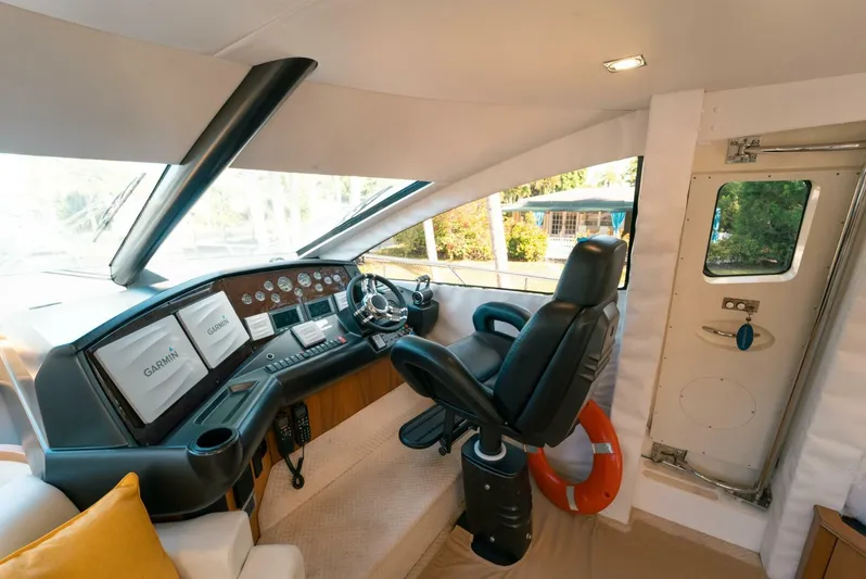 Currency Yacht Photos Pics 