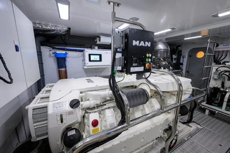  Yacht Photos Pics Princess 78 REAL SLICK - Engine Room