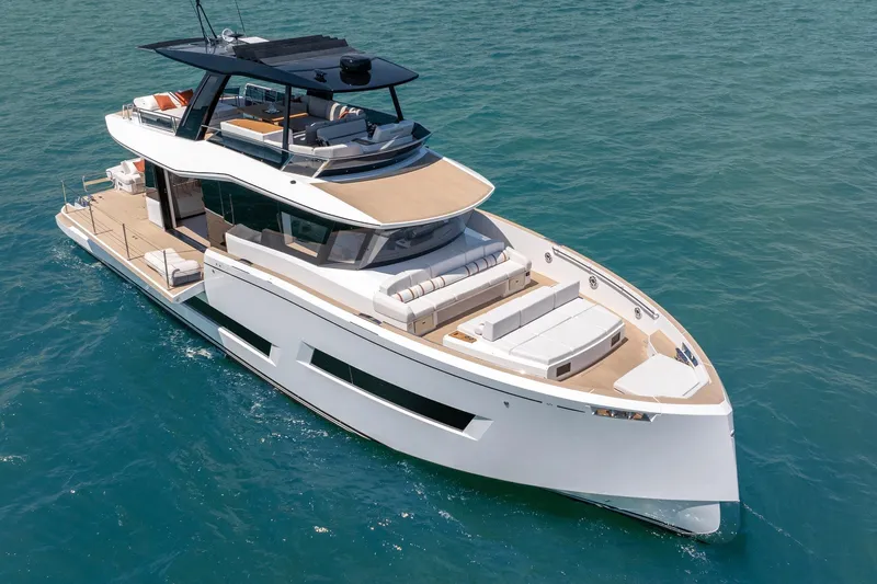  Yacht Photos Pics Luxury 2026 Pardo Yachts E72 cruising on clear blue water.