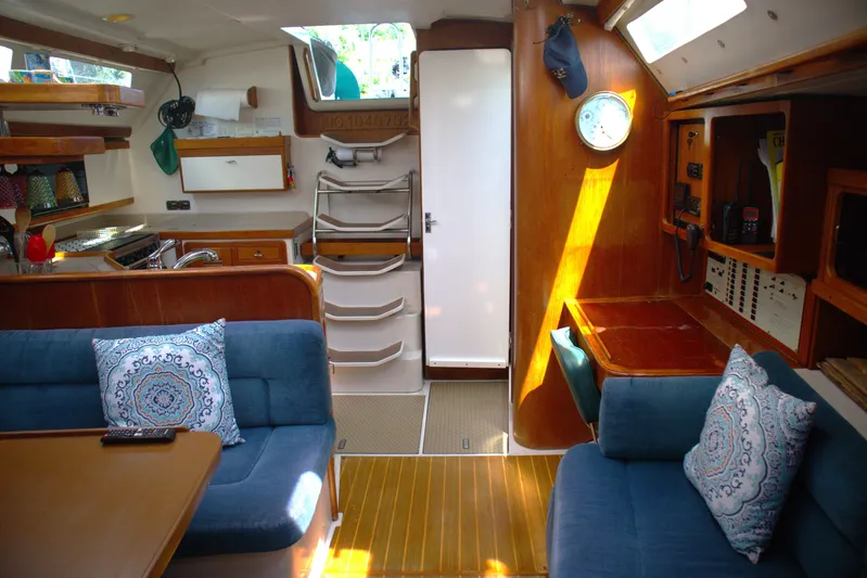 Immunity Yacht Photos Pics Interior of a 1996 Catalina 400 sailboat with cozy seating and wooden finishes.