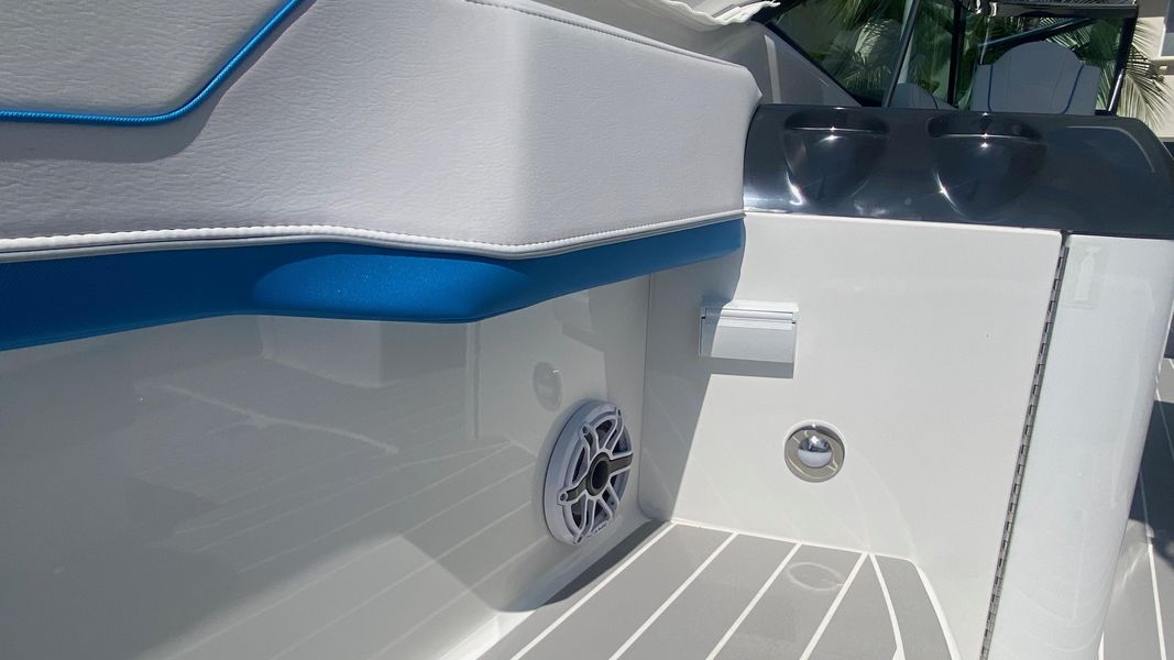 2022 Formula 350 Crossover Bowrider