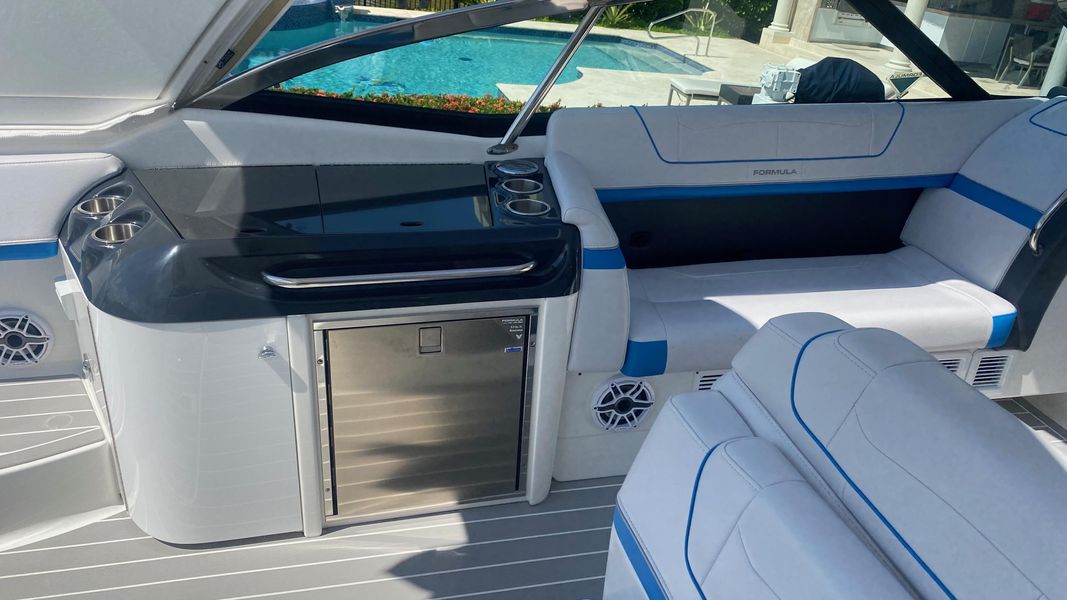 2022 Formula 350 Crossover Bowrider