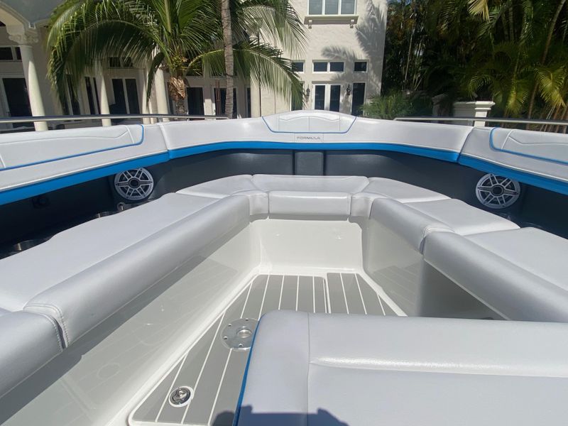 2022 Formula 350 Crossover Bowrider