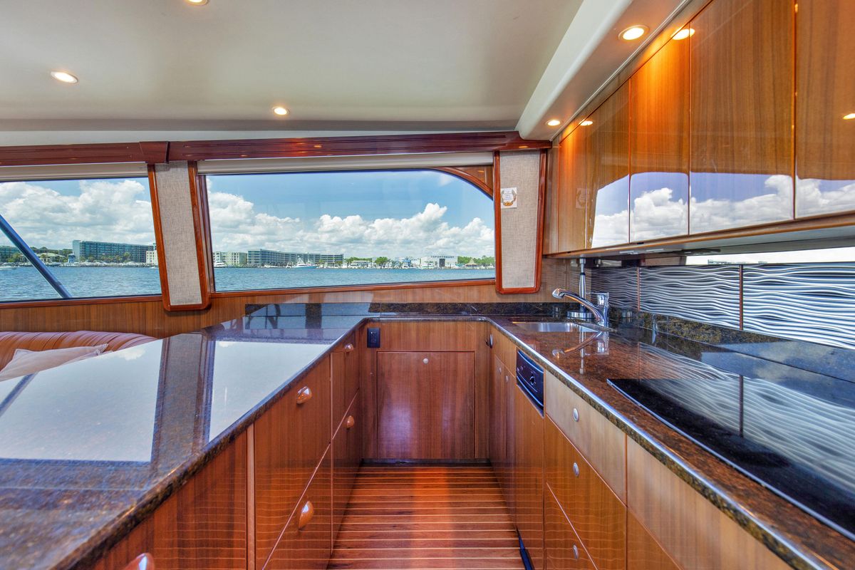 2005 Viking 61 