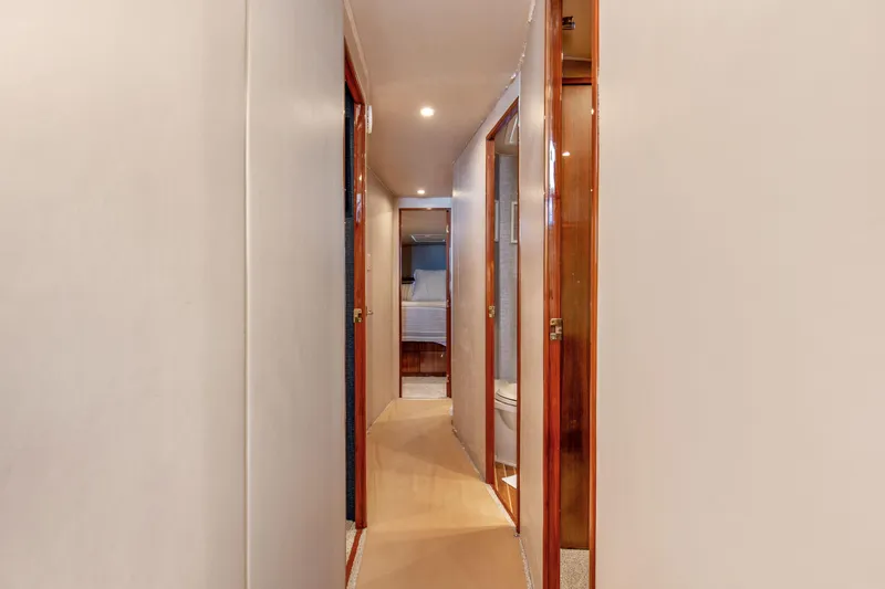 It Don't Matta Yacht Photos Pics 2005 Viking 61 Enclosed Bridge _It Don_t Matta_Hallway