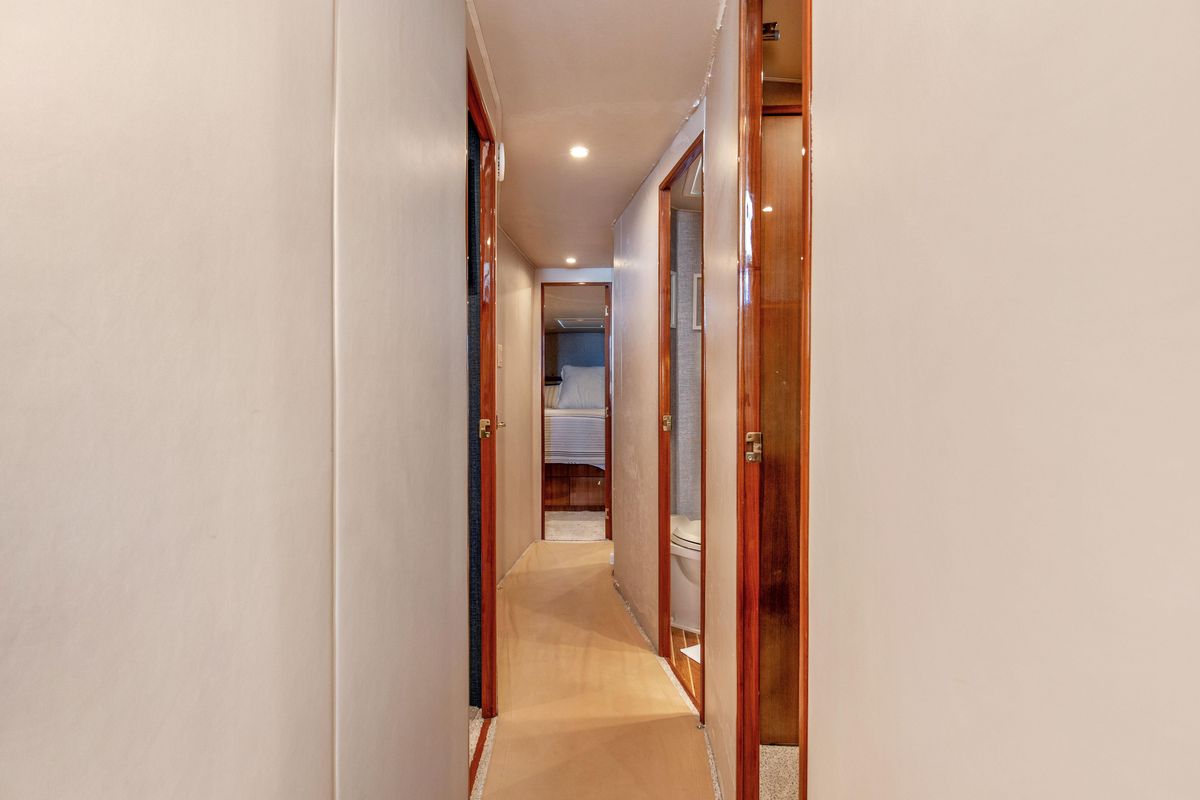 2005 Viking 61 