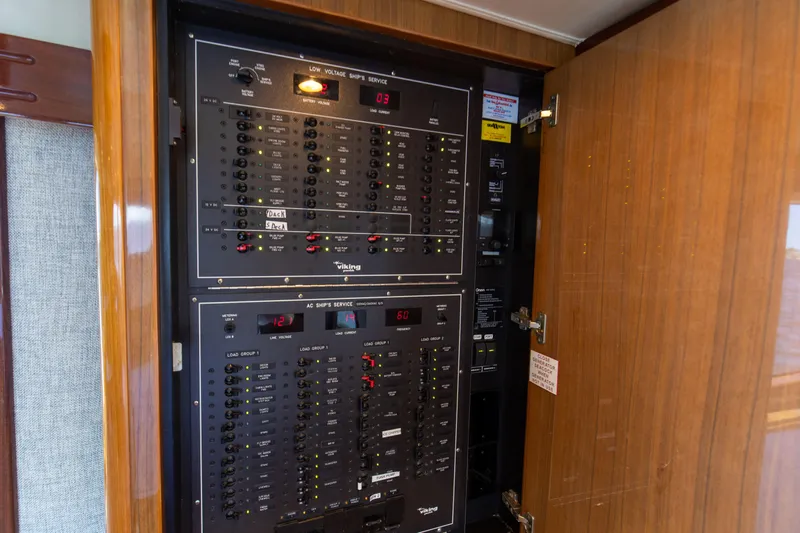 It Don't Matta Yacht Photos Pics 2005 Viking 61 Enclosed Bridge _It Don_t Matta_Breakers