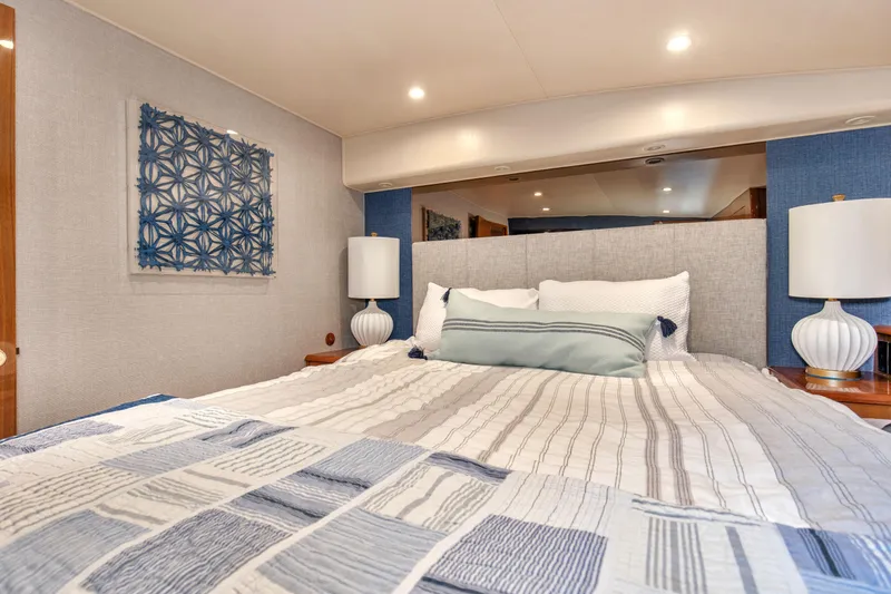 It Don't Matta Yacht Photos Pics 2005 Viking 61 Enclosed Bridge _It Don_t Matta_Primary Stateroom