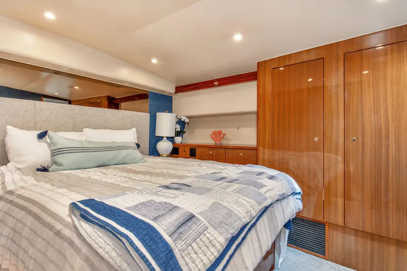 It Don't Matta Yacht Photos Pics 2005 Viking 61 Enclosed Bridge _It Don_t Matta_Primary Stateroom