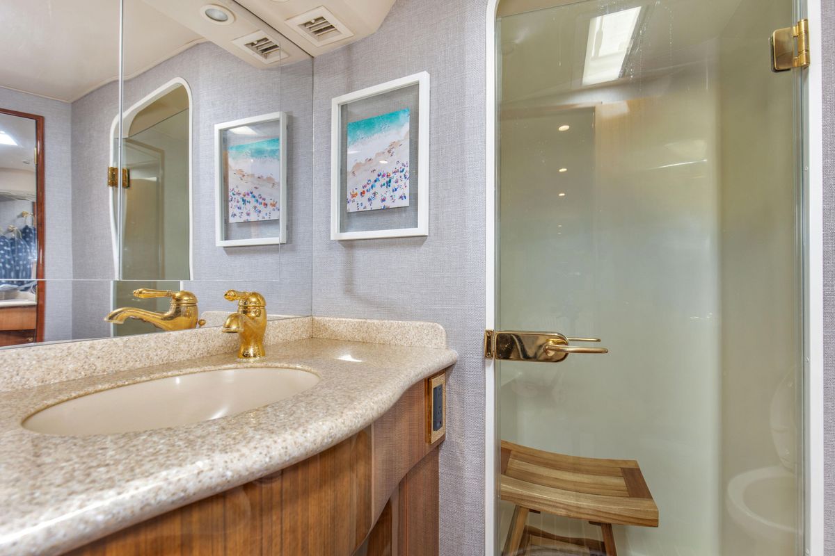 2005 Viking 61 