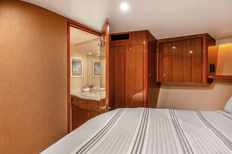 It Don't Matta Yacht Photos Pics 2005 Viking 61 Enclosed Bridge _It Don_t Matta_ Forward Stateroom