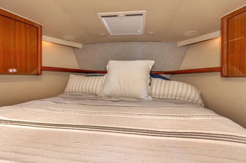 It Don't Matta Yacht Photos Pics 2005 Viking 61 Enclosed Bridge _It Don_t Matta_ Forward Stateroom