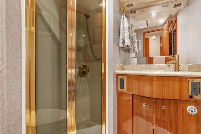 It Don't Matta Yacht Photos Pics 2005 Viking 61 Enclosed Bridge _It Don_t Matta_ Starboard Head