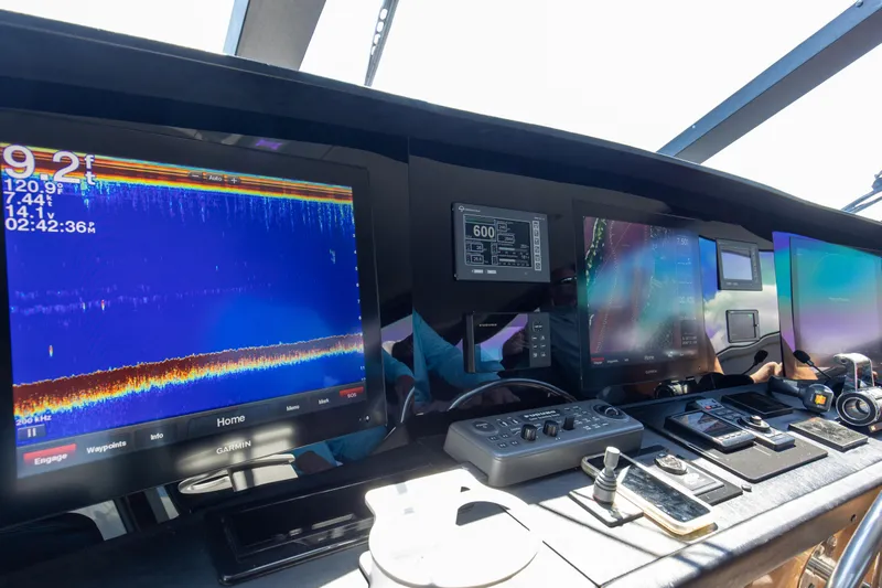 It Don't Matta Yacht Photos Pics 2005 Viking 61 Enclosed Bridge _It Don_t Matta_ Electronics