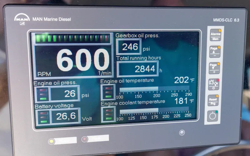 It Don't Matta Yacht Photos Pics 2005 Viking 61 Enclosed Bridge _It Don_t Matta_ Electronics