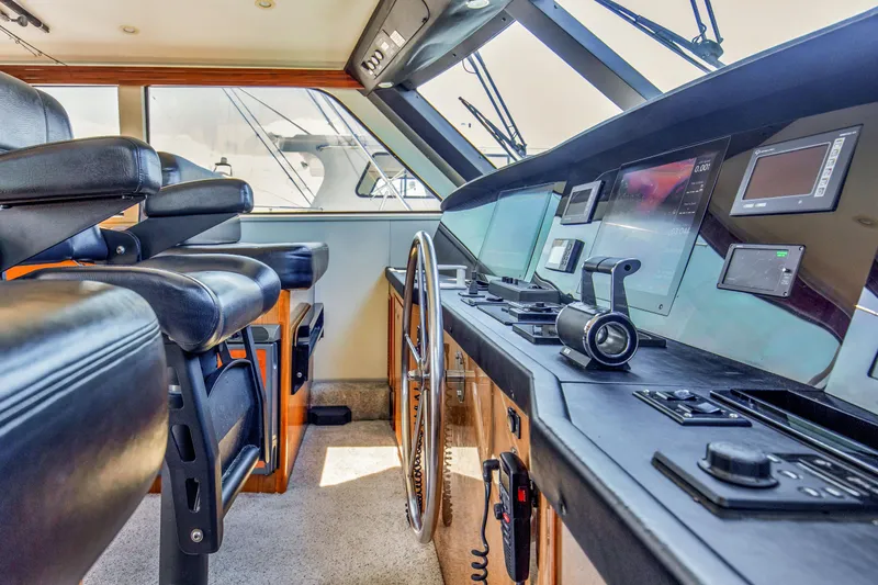 It Don't Matta Yacht Photos Pics 2005 Viking 61 Enclosed Bridge _It Don_t Matta_ Electronics