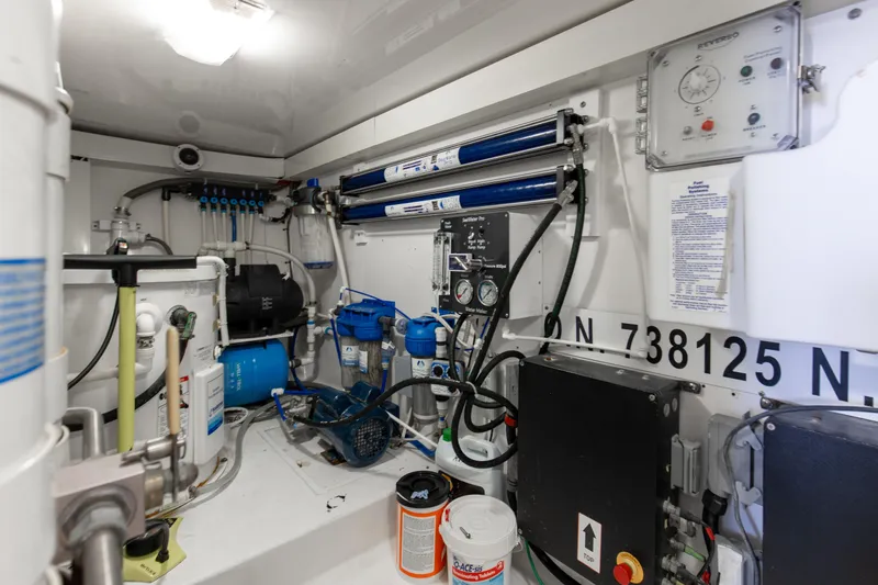 It Don't Matta Yacht Photos Pics 2005 Viking 61 Enclosed Bridge _It Don_t Matta_ Engine Room