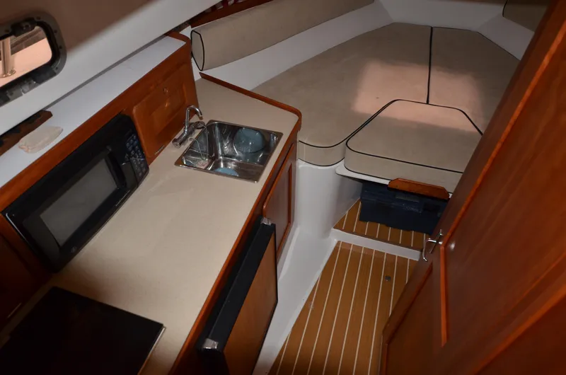 Able II Yacht Photos Pics Interior of 2008 Hunt Yachts Surfhunter 29 with kitchenette and cozy seating area.