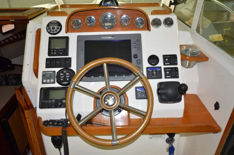 Able II Yacht Photos Pics 2008 Hunt Yachts Surfhunter 29 helm with wooden steering wheel and navigation instruments.