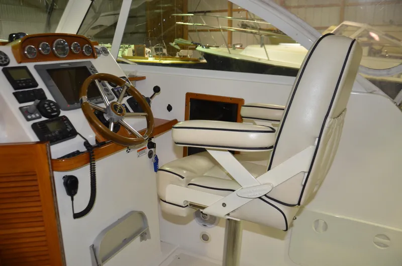 Able II Yacht Photos Pics 2008 Hunt Yachts Surfhunter 29 helm with leather captain's chair and navigation instruments.