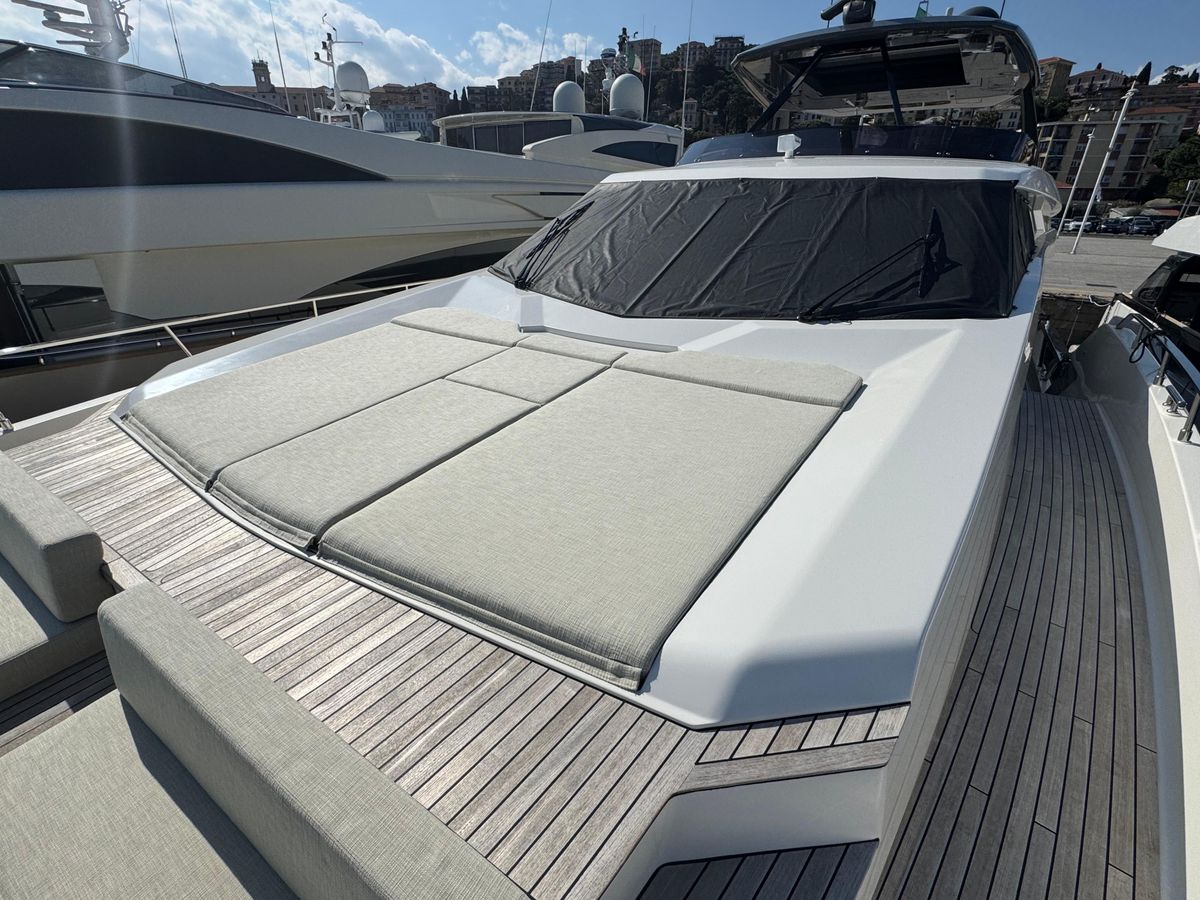 2018 Ferretti Yachts 93 