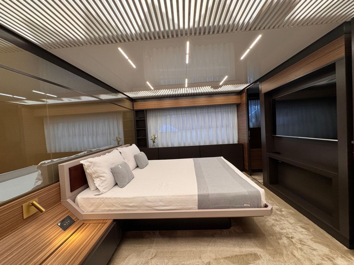 2018 Ferretti Yachts 93 