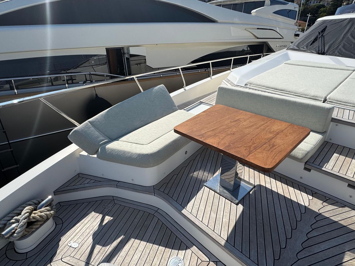2018 Ferretti Yachts 93 