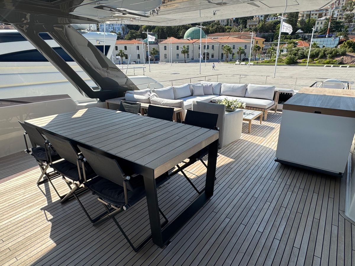 2018 Ferretti Yachts 93 