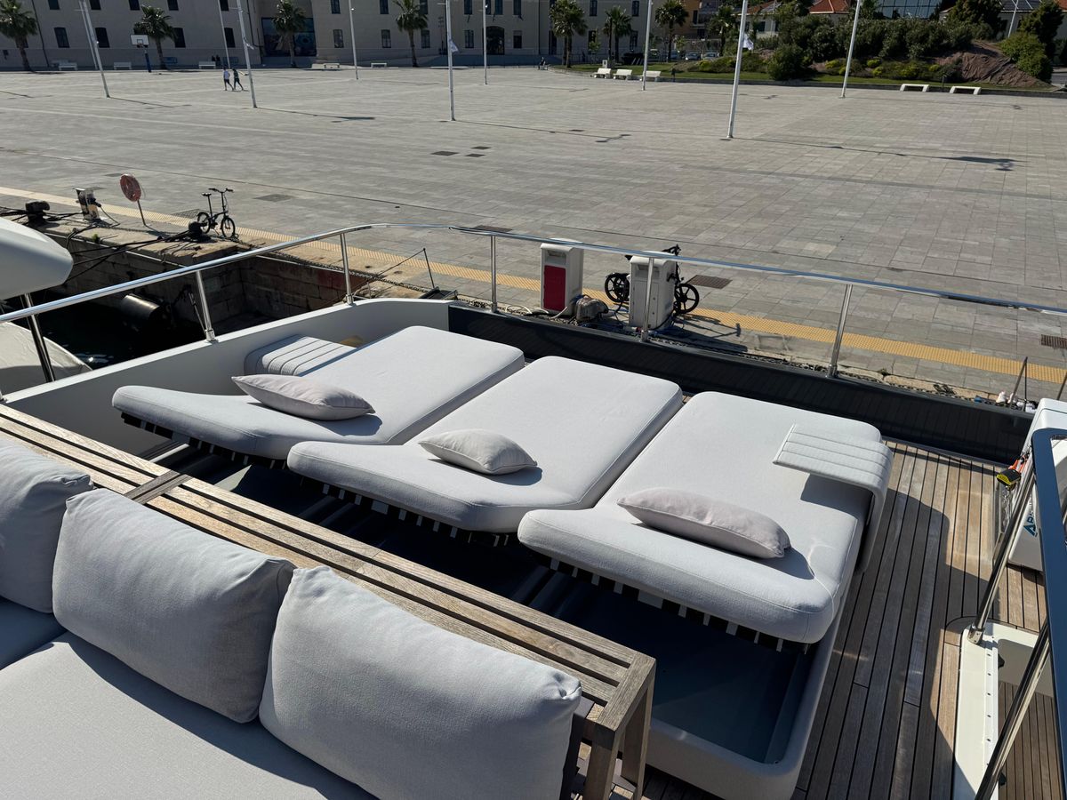 2018 Ferretti Yachts 93 