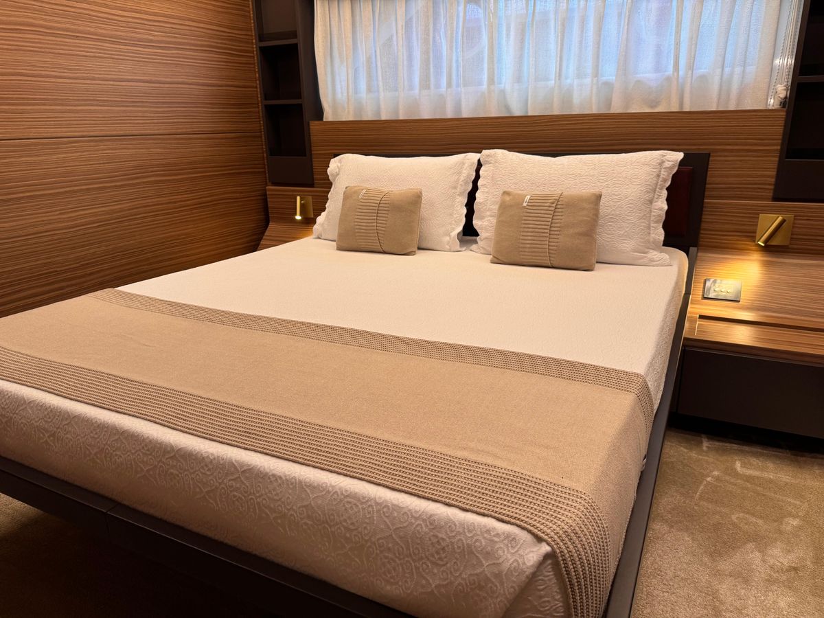 2018 Ferretti Yachts 93 