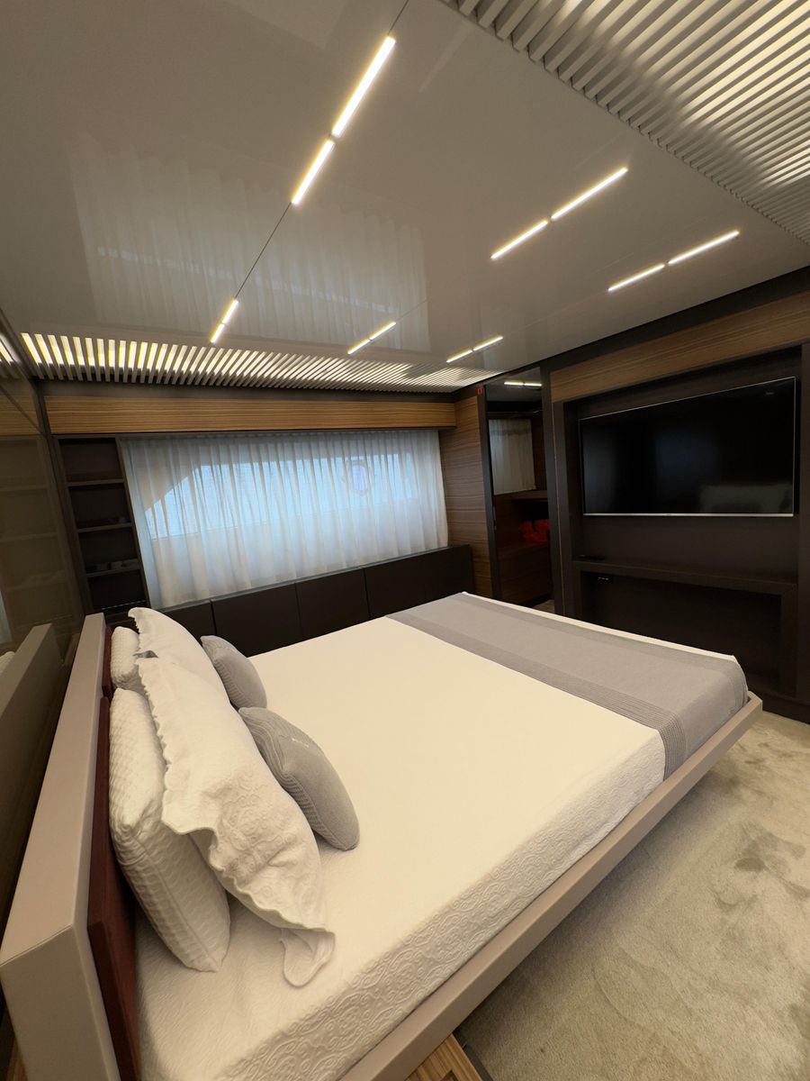 2018 Ferretti Yachts 93 