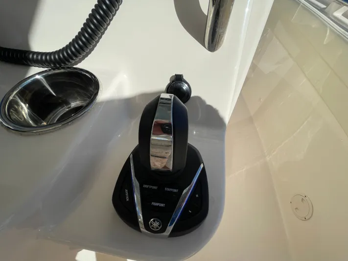  Yacht Photos Pics Control lever of Grady-White Canyon 326, year 2023.