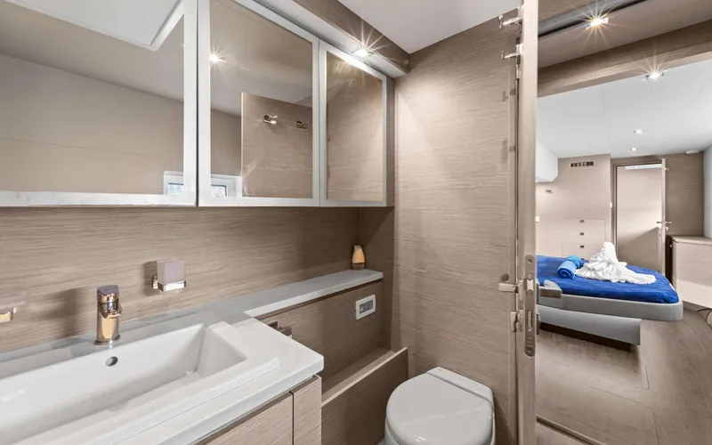 Mona Lisa Yacht Photos Pics Luxurious bathroom interior of 2024 Fountaine Pajot MY.6 yacht, featuring modern fixtures and elegant design.