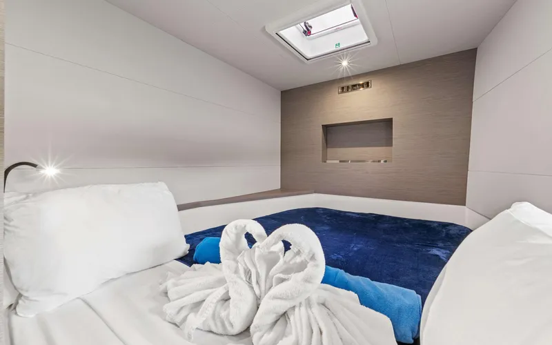 Mona Lisa Yacht Photos Pics Luxurious cabin interior of 2024 Fountaine Pajot MY.6 yacht with elegant bedding.