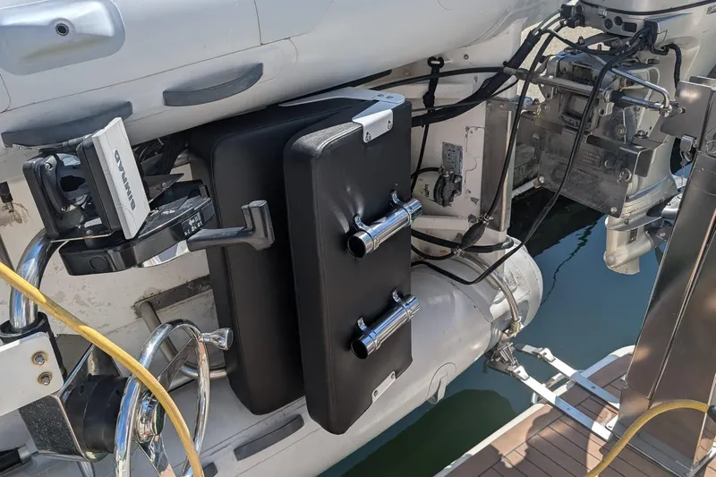 Bennett II Yacht Photos Pics 2004 Meridian 381 Sedan boat with mounted equipment and motor details.