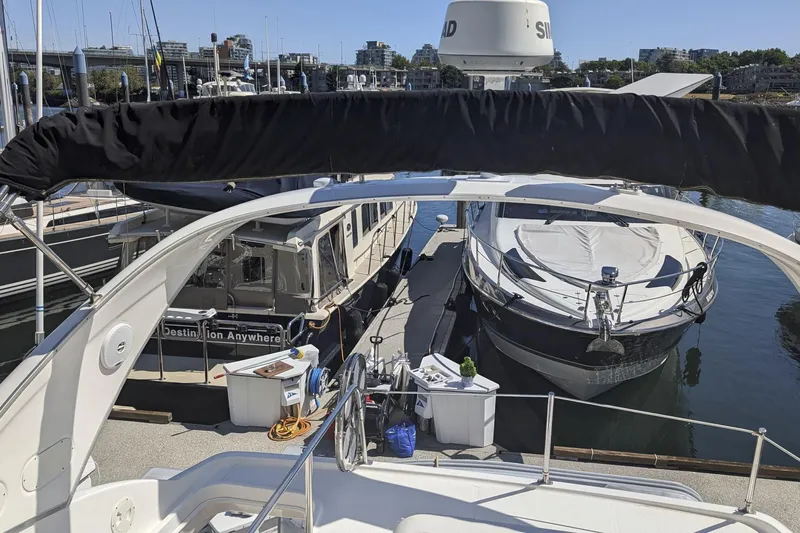 Bennett II Yacht Photos Pics 2004 Meridian 381 Sedan docked at marina, surrounded by other boats.