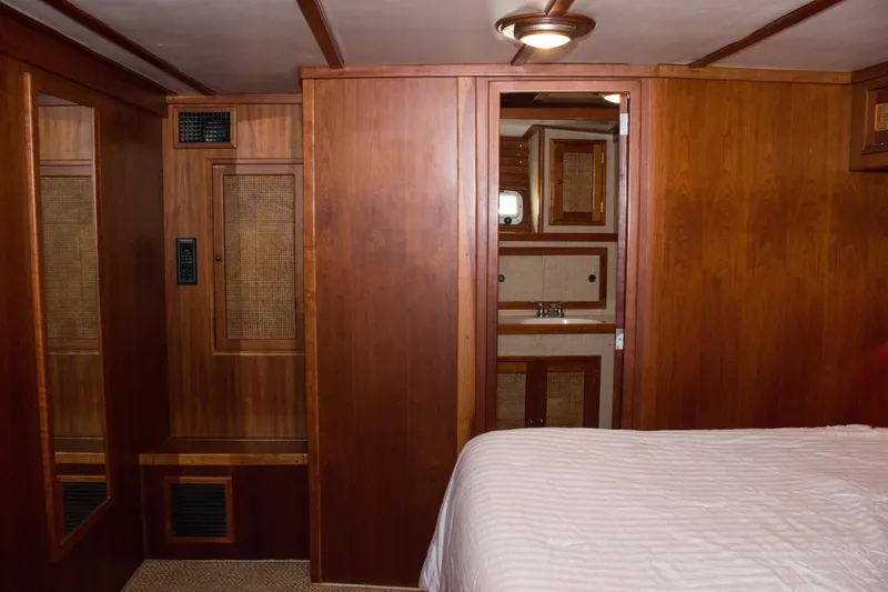 Gitana Yacht Photos Pics 1986 Wilbur Hunt Yachts interior with wooden cabinetry and cozy bedroom.