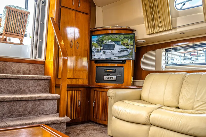 Fiesta Bayb Yacht Photos Pics Interior of 2003 Carver 444 Cockpit Motor Yacht with leather seating and entertainment system.