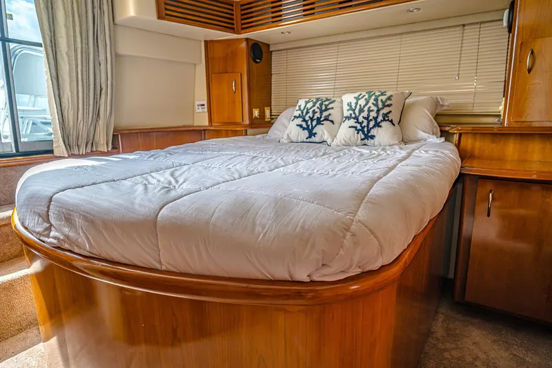 Fiesta Bayb Yacht Photos Pics Luxurious bedroom interior of 2003 Carver 444 Cockpit Motor Yacht with cozy bedding.
