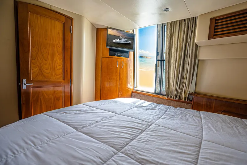 Fiesta Bayb Yacht Photos Pics Interior of 2003 Carver 444 Cockpit Motor Yacht bedroom with ocean view.