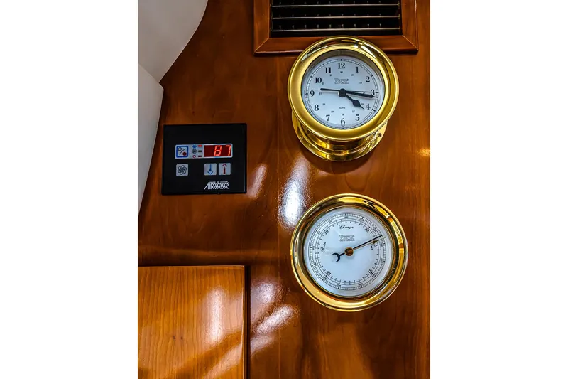 Fiesta Bayb Yacht Photos Pics Control panel and gauges on 2003 Carver 444 Cockpit Motor Yacht dashboard.