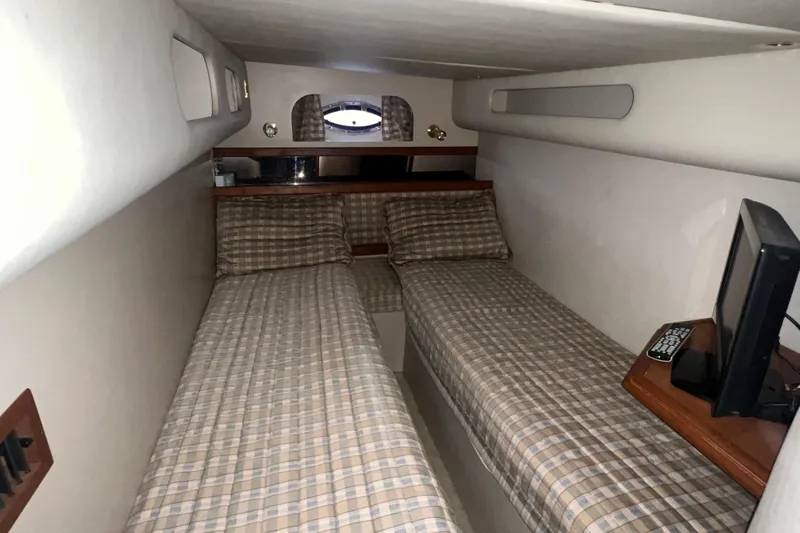 Getaway Yacht Photos Pics Interior cabin of 2000 Cruisers Yachts 3870 Express with twin beds and small TV.