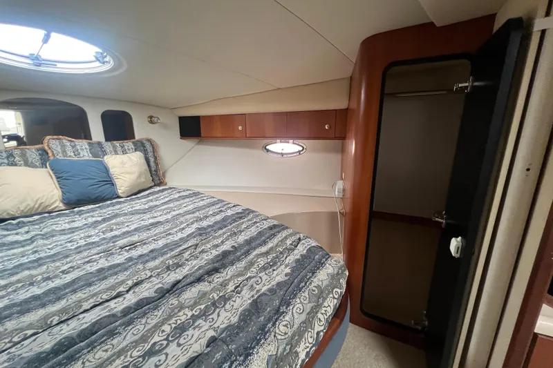Getaway Yacht Photos Pics Interior cabin of 2000 Cruisers Yachts 3870 Express with bed and storage.