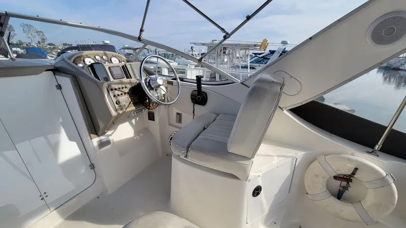 Hawley's Haven Yacht Photos Pics 2001 Bayliner 2855 Ciera boat cockpit with steering wheel and control panel.