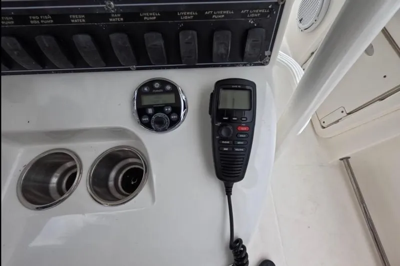 32 Boston Whaler Outrage 2013 Yacht Photos Pics Control panel of a 2013 Boston Whaler 320 Outrage with radio and cup holders.