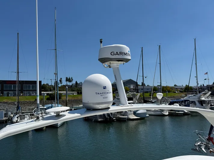  Yacht Photos Pics 2006 Carver 36 Mariner with Garmin and TracVision equipment in a marina setting.